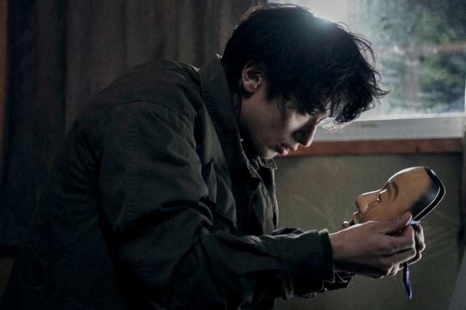 《夜雾村庄》以村庄比喻为人，横滨流星饰演的男主角始终在黑暗里挣扎。（图／翻摄自《夜雾村庄》twitter）