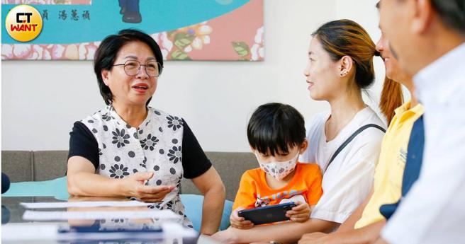 立委汤蕙祯与缅甸华侨樊小姐等人讨论，如何协助缅甸孤军后裔摆脱无国籍的人球困境。（图／黄耀徵摄）