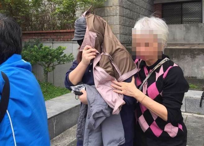 惊世媳妇入监了！冲冷水又喷杀虫剂虐死97岁公公 ，2度无罪改判5年。(中时资料库)