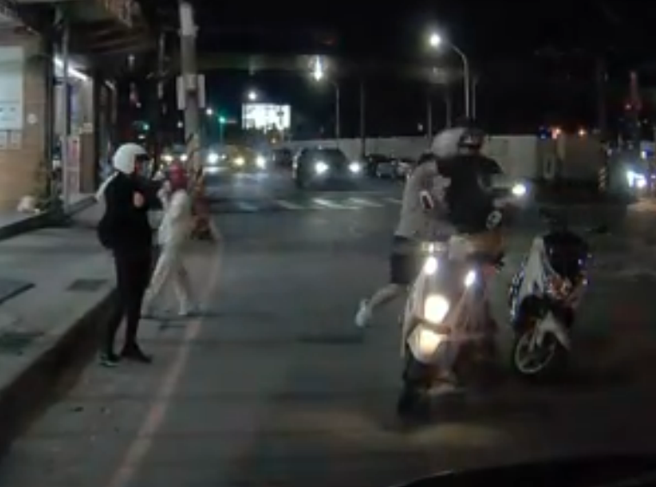 白衣男載金髮妻被問「怎麼把到的」，當場暴怒打黑衣男，未料遭連環拳打趴。(翻攝自記者爆料網)