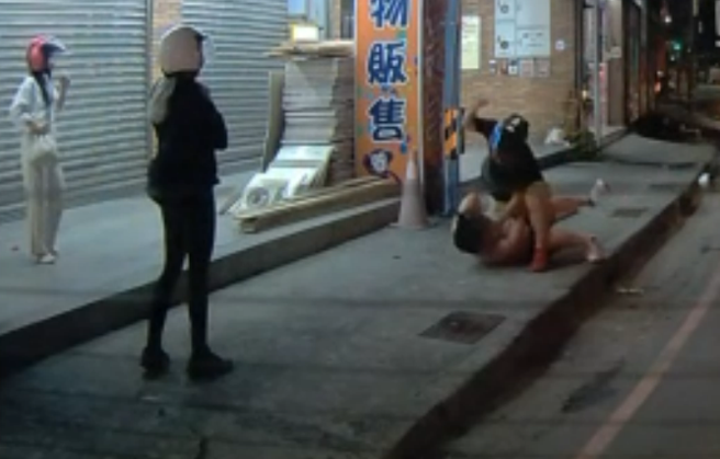 黑衣男反擊後，連續出拳將白衣男打趴在地。(翻攝自記者爆料網)