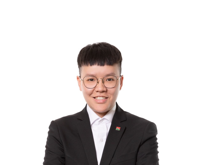 信义房屋王虹协助国外屋主处理购售屋大小事，细心的服务深获客户信赖。(图/信义房屋 提供)