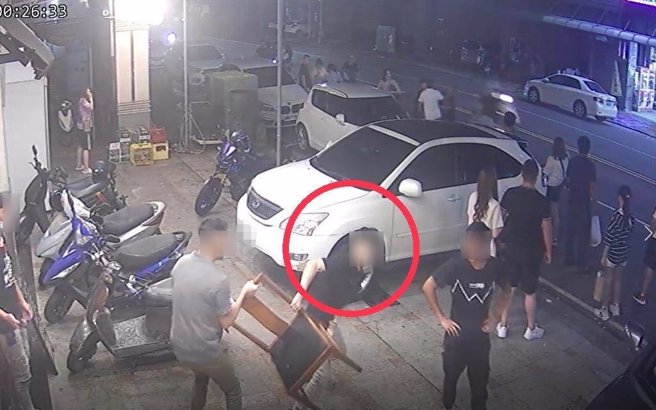 高雄酒客不满对到眼，爆发口角衝突，后来王姓男子（红圈）持木椅作势动手。（翻摄照片／崔正纲高雄传真）