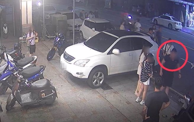 不料王姓男子木椅遭到张姓男子（红圈）夺走，并遭到反杀。（翻摄照片／崔正纲高雄传真）