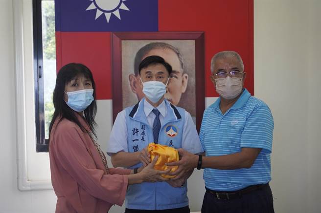 金门县乌坵乡第11届乡长由徐鸿义（右）代理，在县府民政处副处长许一杰（中）监交下宣誓就职。（图／金门县政府提供）