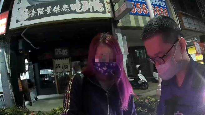 高雄女子因友人违规，意外曝光通缉犯身分。（翻摄照片／崔正纲高雄传真）