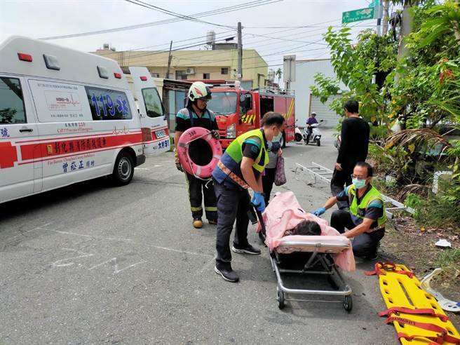 妇人被见义勇为的民眾以救生圈救到岸边后，随后被消防员救上岸送医。（彰县消防局提供／孙英哲彰化传真）