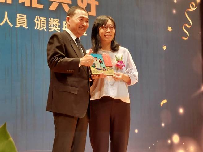 新北市長侯友宜（左）今表揚模範績優公務人員，致詞表示，從沒想過基層公務人員出身的他，竟有機會奉獻更大力量為這塊土地做更多的事，他會用自身的專業認真及價值，讓這塊土地更好。（陳慰慈攝）