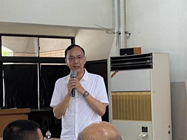 国民党主席朱立伦29日到台中出席中国国民党112年中区专职干部共识营，为党员同志加油打气，并盼总统大选可以获得胜利。（冯惠宜摄）