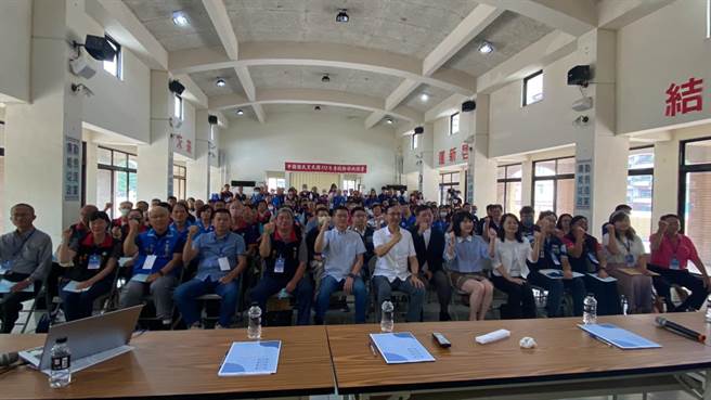 国民党主席朱立伦29日到台中出席中国国民党112年中区专职干部共识营，为党员同志加油打气，并盼总统大选可以获得胜利。（冯惠宜摄）