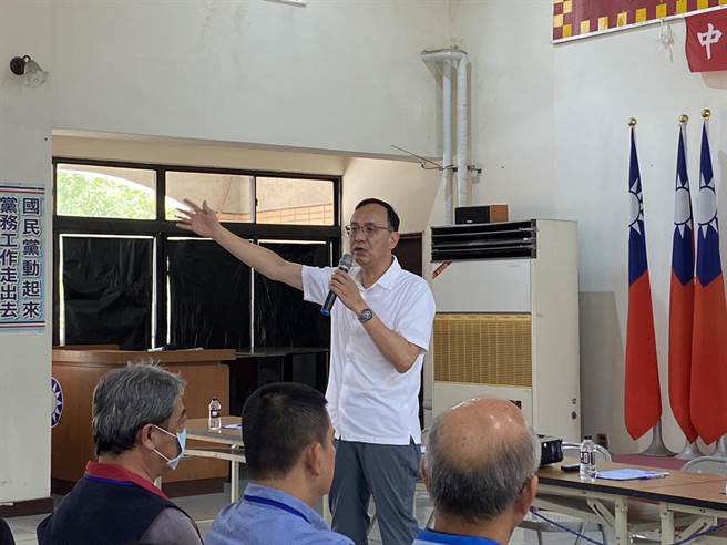 国民党主席朱立伦29日到台中出席中国国民党112年中区专职干部共识营，为党员同志加油打气，并盼总统大选可以获得胜利。（冯惠宜摄）