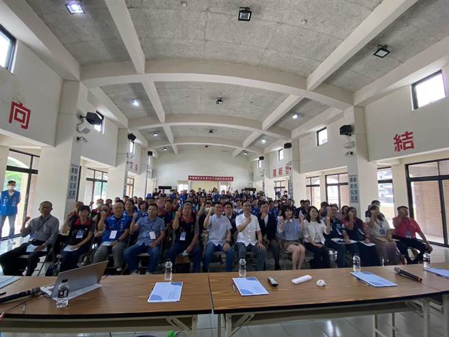 国民党主席朱立伦29日到台中出席中国国民党112年中区专职干部共识营，为党员同志加油打气，并盼总统大选可以获得胜利。（冯惠宜摄）