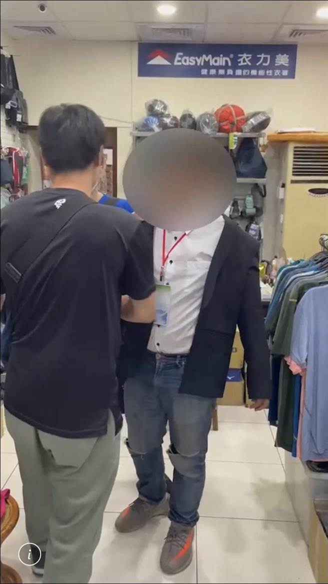 警方在面交地部署优势警力，逮捕黄姓取款车手。（翻摄照片／王惠慧新竹传真）