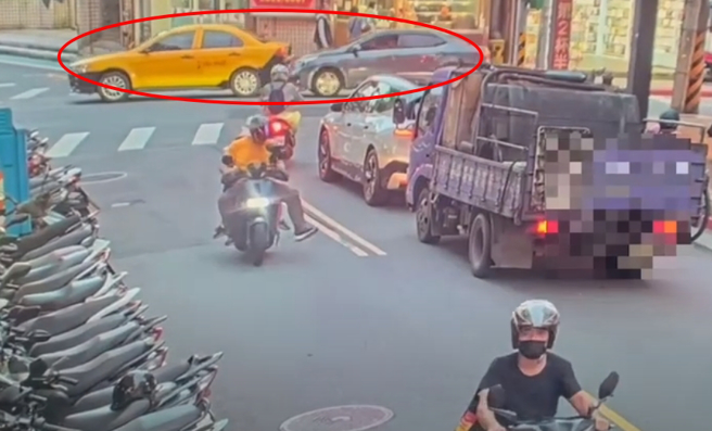 追撞小黄想逃却无法安全驾驶，衝撞员警遭拖下车发现车内藏毒。（翻摄自影片）