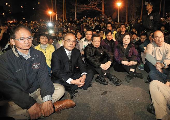 民進黨立法院黨團總召柯建指出，服貿雖然在國民黨前立委張慶忠半分鐘違法通過決議，但後來民進黨團復議為無效決議，從此胎死腹中，甚至院會也未曾審議，形同廢止，所以在屆期不連續下，服貿就此結束沒有了。（翻攝自柯建銘粉絲專頁）