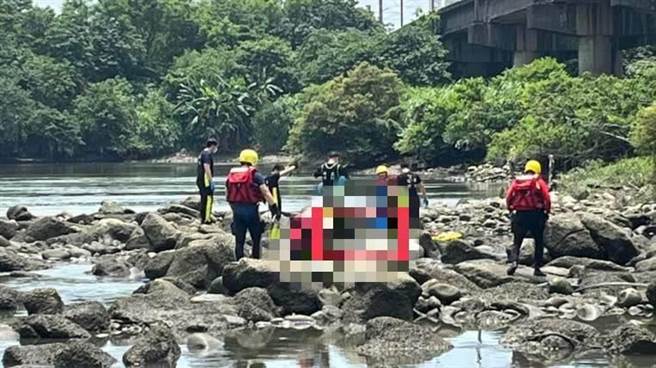 消防人員發現浮屍後，將其打撈上岸。（消防局第二大隊提供）