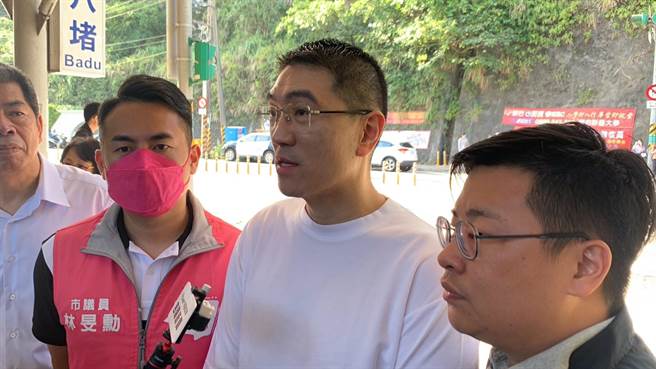 基隆市长谢国梁（中）亲自从碇内街搭乘R86公车转乘至台铁八堵车站后，谢表示有听到许多民眾意见，会针对加强运能的方向去研拟，一定要解决民眾需求。（徐佑升摄）