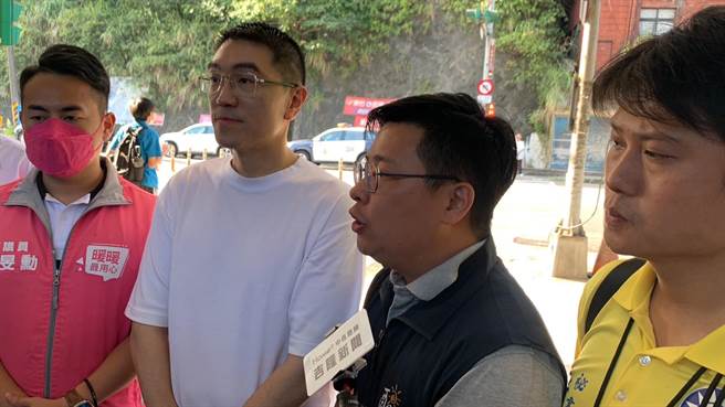 市议员陈冠羽（右二）表示，目前R86是暖暖地区唯一的台铁接驳公车，但班次过少，应该朝增班方向调整。（徐佑升摄）