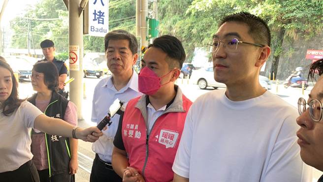 市议员林旻勋（中）表示，R86除了班次应增加外，另外假日的中型巴士也会造成去七堵市场买菜的菜篮族上不了车的状况，也希望能一併纳入检讨。（徐佑升摄）