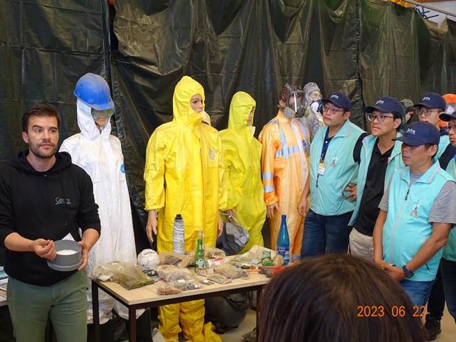 講師Cedre講解海洋廢棄物分析及塑膠微粒。（海洋委員會提供／林瑞益高雄傳真）