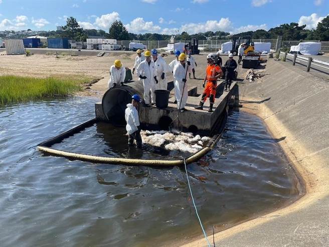 講師示範油汙染清除作業。（海洋委員會提供／林瑞益高雄傳真）