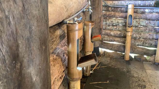 台东上里部落特制环保小便斗走「纯朴风」，根据不同族群男性的「长度」和「高度」，设计多种尺寸。（萧嘉蕙摄）