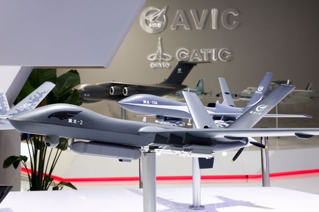中国航空工业集团（AVIC）在这次巴黎航展中，展示了「翼龙」系列无人机模型。（路透）