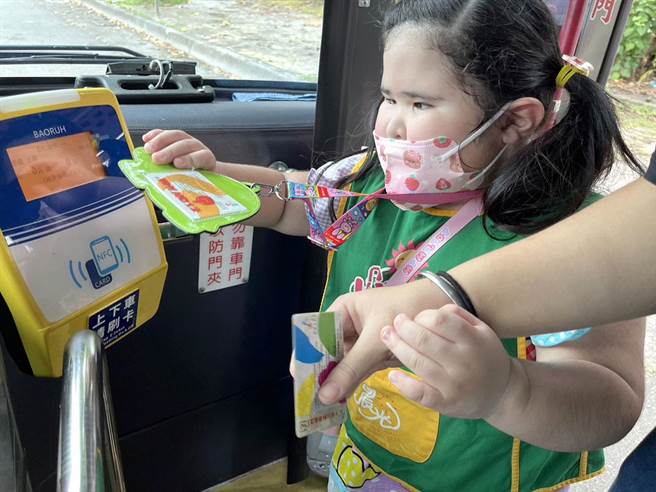 晨光天使学习使用电子票证刷卡搭乘公车。图：晨光提供