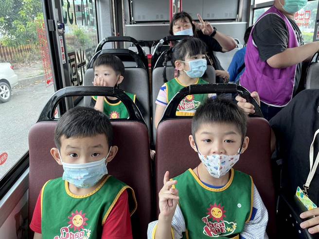 晨光智能发展中心慢飞天使校外教学，开心搭乘市区公车出游。图：晨光提供