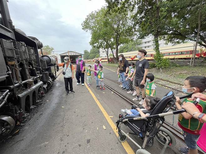 导览员解说蒸汽火车构造。图：晨光提供