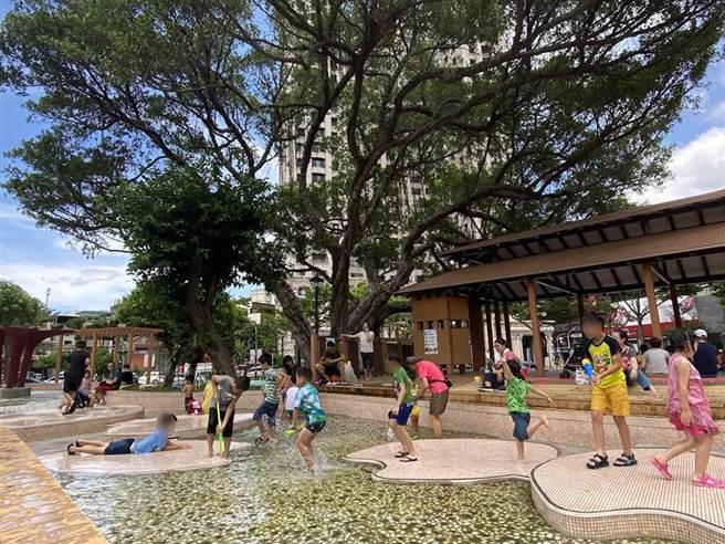 桃园市14处公园「戏水设施」7月1日起全面开放使用。（蔡依珍摄）