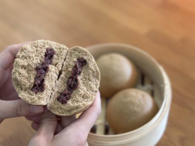 7-11「万丹红豆包」，外皮有淡淡的黑糖香气，内馅严选屏东万丹红豆，售价25元。（7-11提供／朱世凯台北传真）