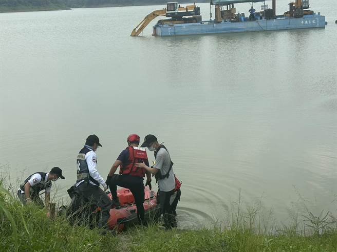 燕巢阿公店水库有民眾落水，警消到场救援。（翻摄照片／林瑞益高雄传真）