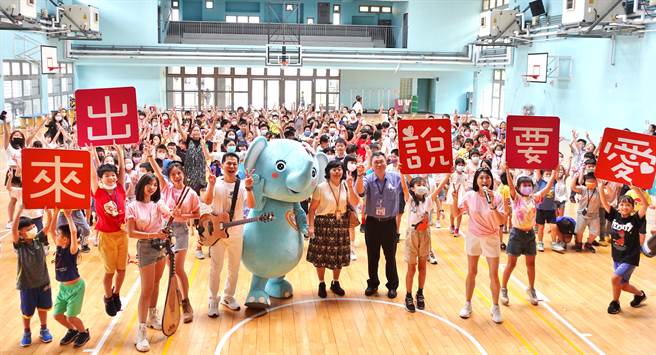 为推广客家文化，新北客家局推行「客家艺术下乡列车」，在地的东东乐团不仅到新北在地国小演出，也制作歌曲《细倈仔细妹仔共样好》，宣导性平观念。（客家局提供）