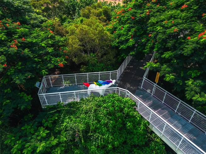 彰化市八卦山天空步道有神兽出没。（彰县府提供／孙英哲彰化传真）