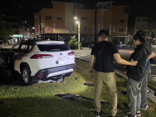 嘉义县朴子市大同路圆环昨28日晚上近11点传出汽车火警，警方查出起火车辆是赃车，进一步逮到李姓嫌犯。（朴子分局提供／吕妍庭嘉义传真）