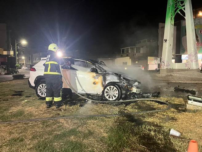 嘉县消防局昨晚10点49分获报，立即布水线扑灭火势。（嘉义县消防局提供／吕妍庭嘉义传真）