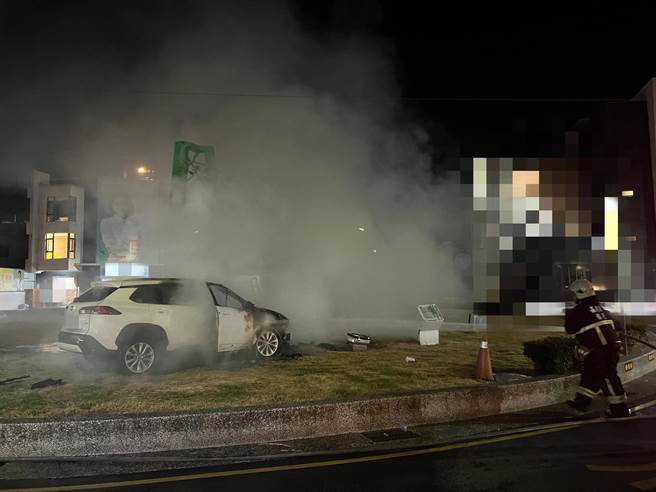 嘉县消防局昨晚10点49分获报，立即布水线扑灭火势。（嘉义县消防局提供／吕妍庭嘉义传真）