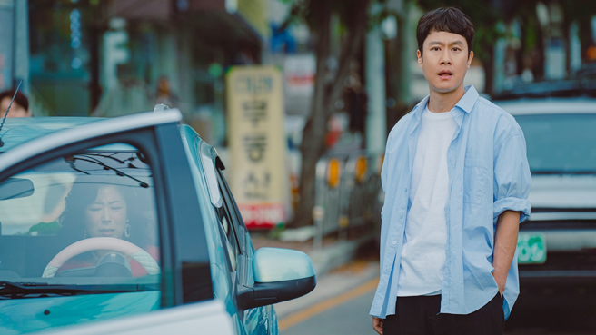 郑宇在剧中饰演没没无闻的作家。（图／龙华电视提供）