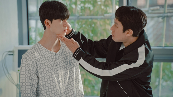 郑宇被爆偷亲裴贤圣。（图／龙华电视提供）