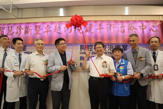 中医大新竹附医升级内视镜手术治疗中心，29日举办揭牌仪式。（邱立雅摄）