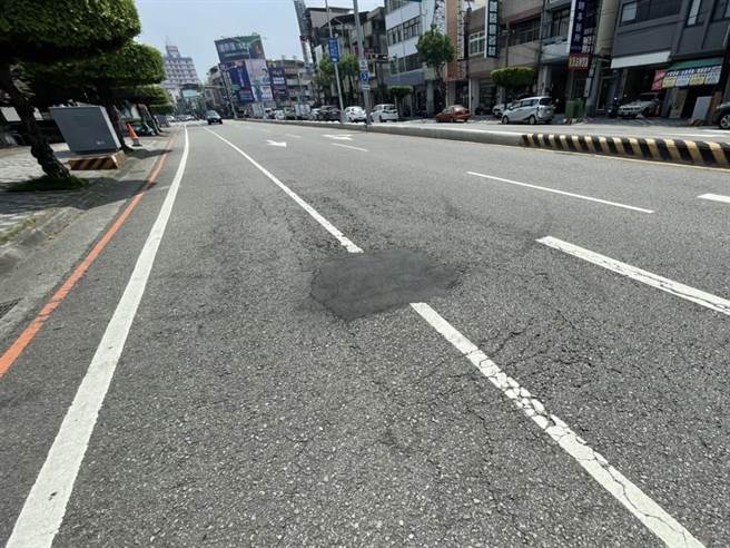 台3线是台中山线地区民眾往来通勤的主要道路，过去修修补补导致部分路面凹凸不平，如坐云霄飞车，用路安全亮起红灯。（立委江启臣办公室提供／潘虹恩台中传真）
