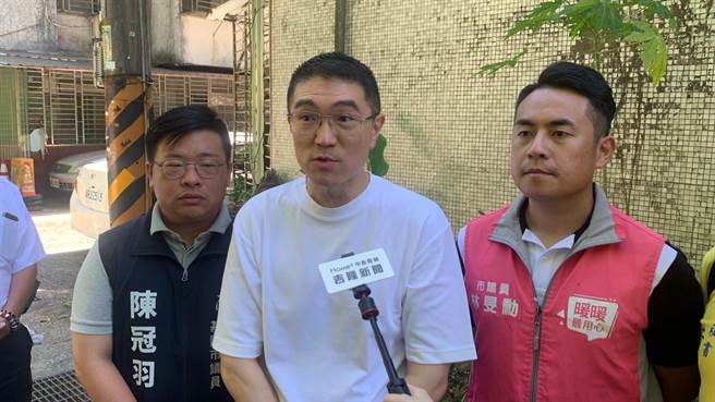 基隆市长谢国梁（中）29日视察暖暖区曾发生坍方区域的復原工程，谢表示若暖暖街281巷鑑定结果可归责地主，将会积极协助受灾户求偿。至于东势街26巷国宅旁落石问题，如果管辖的林务局有疏失，也会开罚督促其改善。（徐佑升摄）