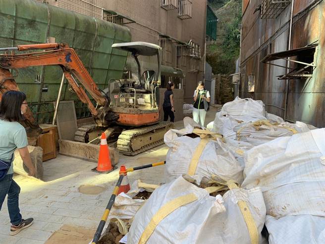 去年10月曾坍方致灾的暖暖街281巷，目前復原工程依然在进行中。（徐佑升摄）