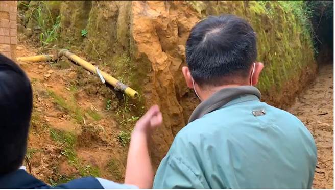 工务处长陈耀川（右）说明暖暖街281巷復原工程情形，并表示鑑定结果将于8月底至9月左右出炉。（徐佑升摄）