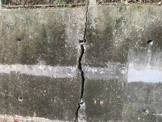 东势街26巷的挡土墙居民反映已出现明显裂缝，应早日进行补强工程。（徐佑升摄）