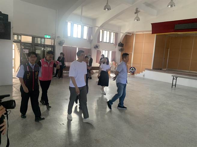 于视察边坡行程结束后，基隆市长谢国梁顺道前往暖暖区公所礼堂视察暖暖儿童室内乐园施工情形。（徐佑升摄）
