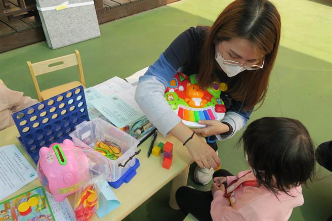 卫福部彰化医院启动社区幼儿园孩童发展评估机制，派出医师到幼儿园评估孩童发展情形，早期发现儿童发展迟缓，避免错过黄金治疗期。（彰化医院提供／吴建辉彰化传真）
