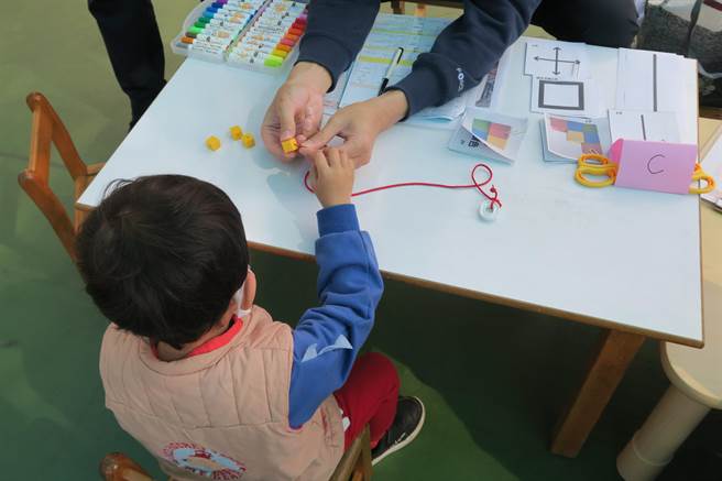 彰化医院三大类治疗师29日上午前往埔心乡小牛津幼儿园，透过溜滑梯、跳格子及平衡等游戏，观察孩童在粗大动作的协调及运作能力等发展情况。（彰化医院提供／吴建辉彰化传真）