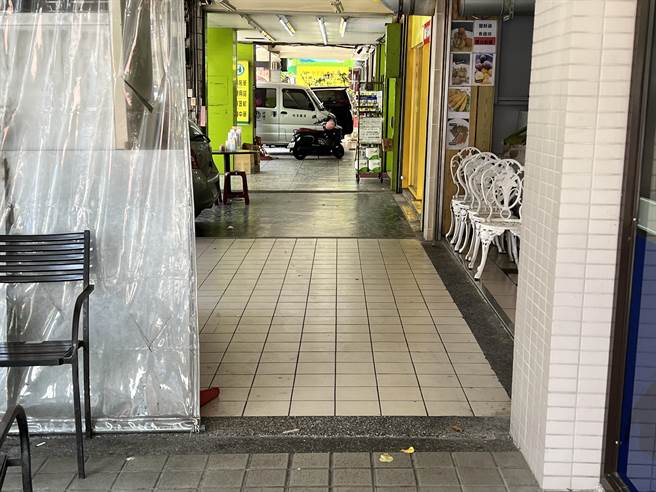 为打造行人友善空间，新竹市府启动5大路段骑楼顺平计画。图为西大路骑楼现况。（王惠慧摄）